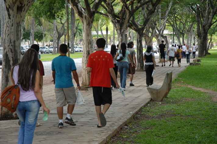 Aula é cancelada após professor se recusar a usar máscara na UFMG